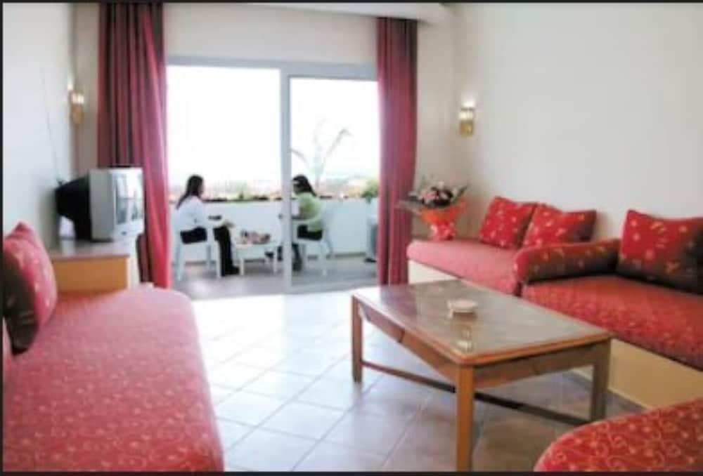 Intouriste Aparthotel 4*